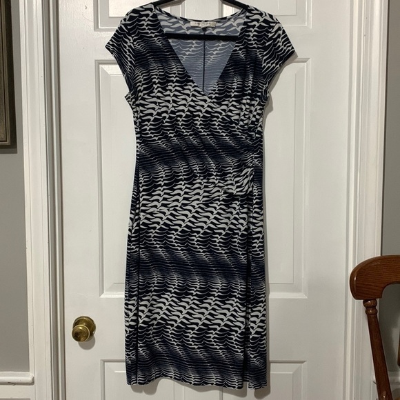 Evan Picone navy & black short-sleeved dress w/ a white pattern of flying birds - Picture 1 of 12